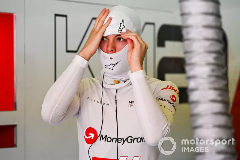 Oliver Bearman, Haas F1 Team, se prépare pour la séance dans le garage