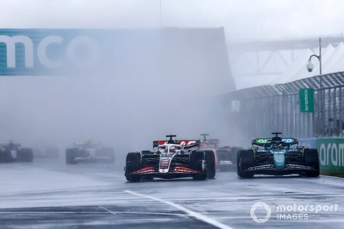 Kevin Magnussen, Haas VF-24, dépasse Lance Stroll, Aston Martin AMR24 