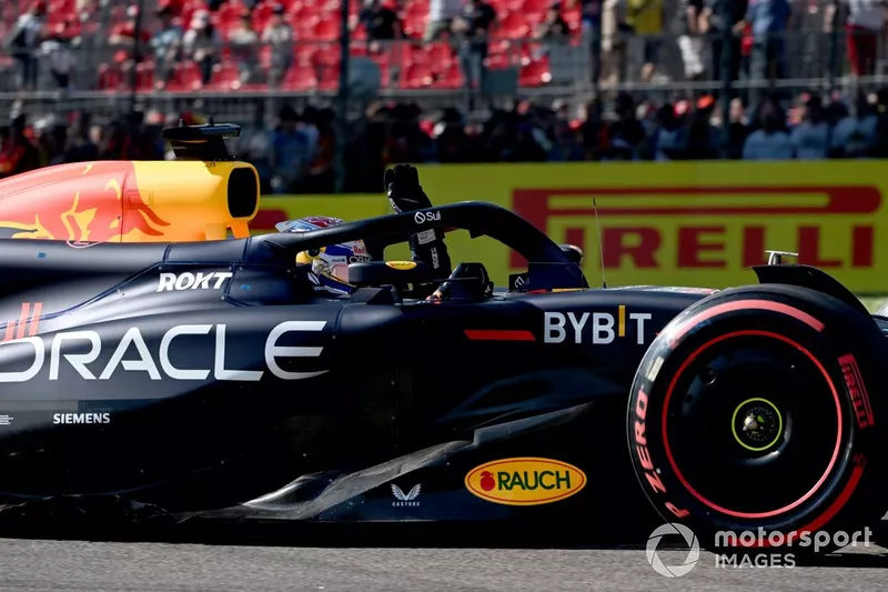 Max Verstappen, Red Bull Racing RB20, salue les fans après avoir obtenu la pole position.