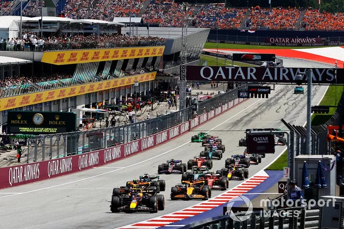 Max Verstappen, Red Bull Racing RB20, Lando Norris, McLaren MCL38, Oscar Piastri, McLaren MCL38, el resto de la parrilla en la salida del Sprint.