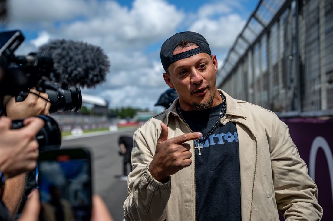 Rozgrywający futbolu amerykańskiego Patrick Mahomes przygotowuje się do przejażdżki Pirelli Hot Laps w Alpine