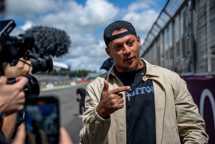 Patrick Mahomes, quarterback de fútbol americano, se prepara para una carrera de Pirelli Hot Laps en un Alpine.