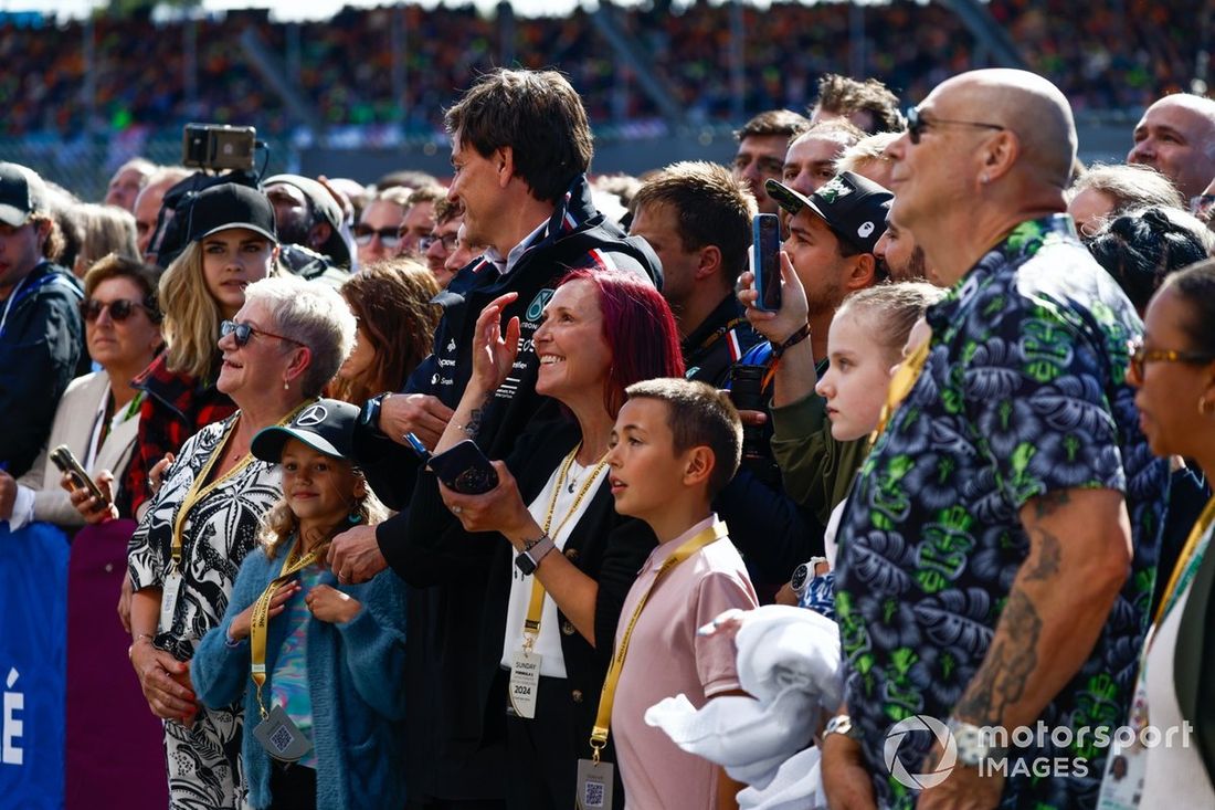 Przyjaciele, rodzina i koledzy z zespołu zebrali się, aby kibicować Lewisowi Hamiltonowi, Mercedes-AMG F1 Team, 1. miejsce na podium