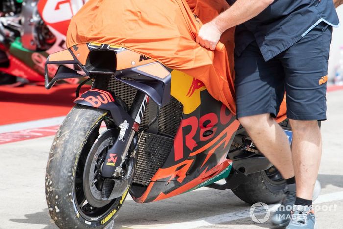 La moto de Pol Espargaro, Red Bull KTM Factory Racing, tras la caída