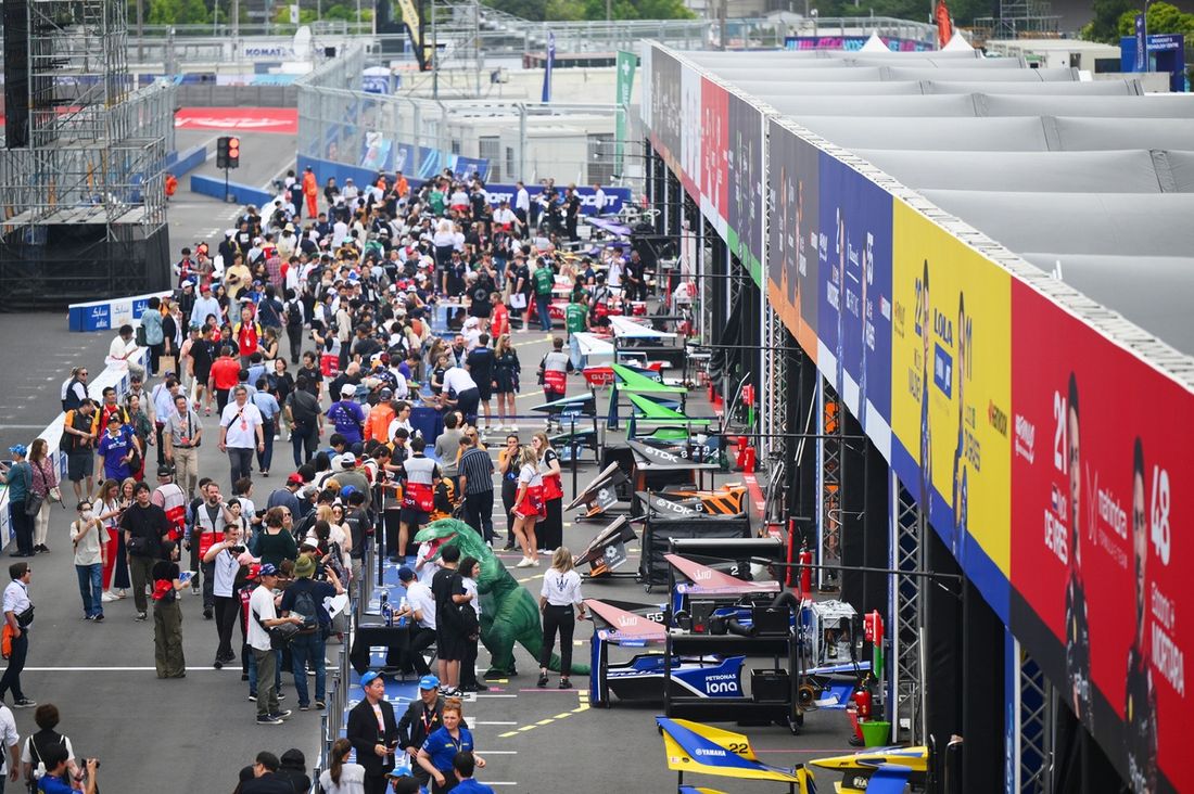 Ogólny widok fanów w pitlane