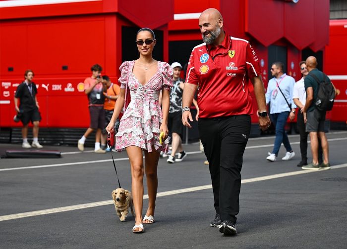 Alexandra Saint Mleux y Leo llegan al Paddock