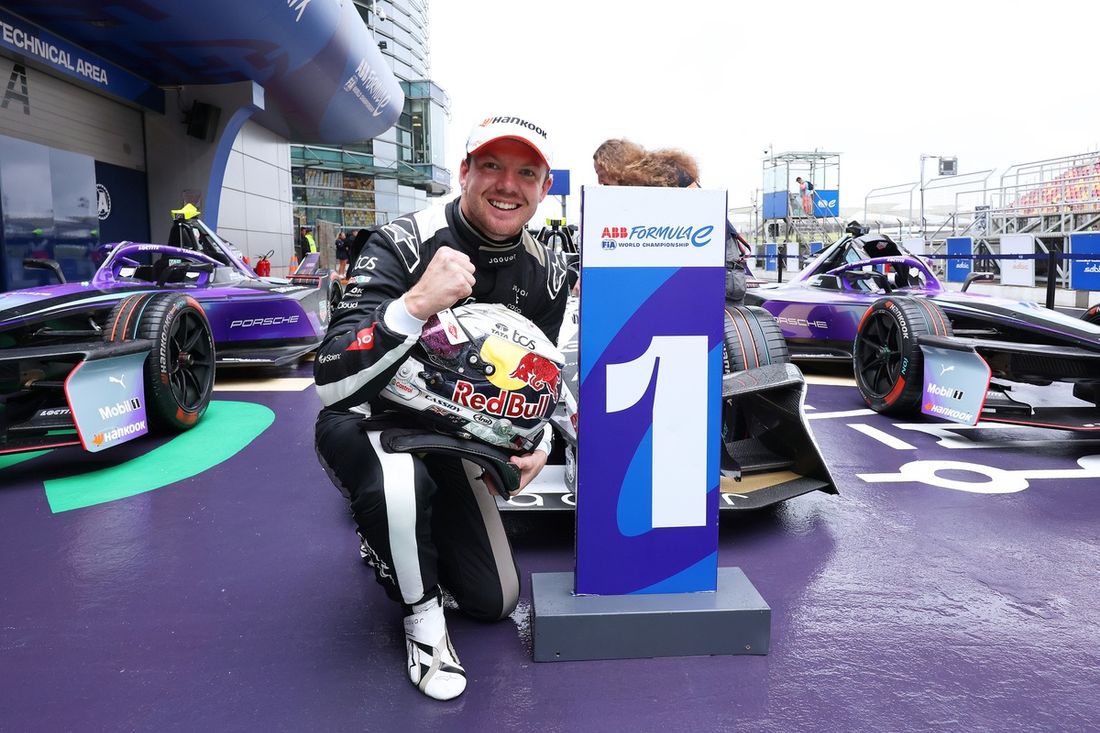 Ganador de la carrera Nick Cassidy, Jaguar TCS Racing