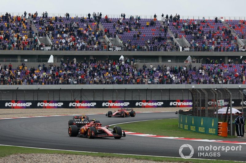 Carlos Sainz, Ferrari SF-24, Sergio Perez, Red Bull Racing RB20, Charles Leclerc, Ferrari SF-24