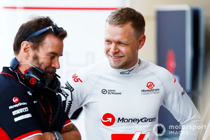 Kevin Magnussen, Haas F1 Team, con su ingeniero