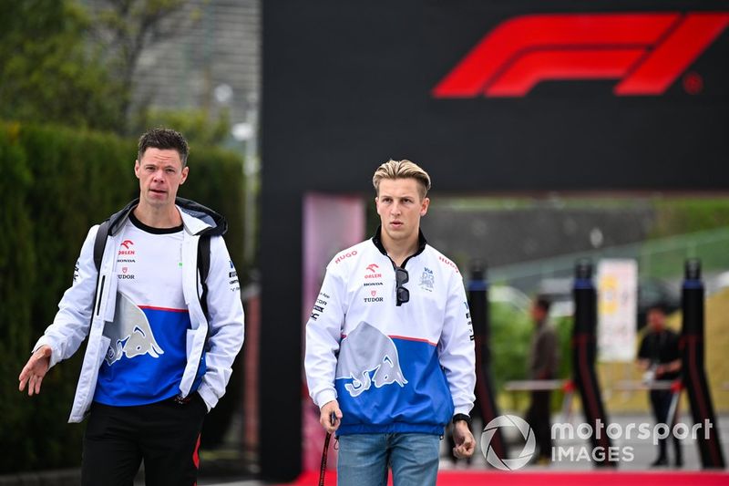 Liam Lawson, piloto reserva del equipo Visa Cash App RB F1, llega al paddock