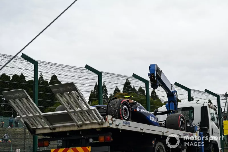 I commissari riportano ai box la vettura danneggiata di Logan Sargeant, Williams FW46, dopo un incidente nelle FP1