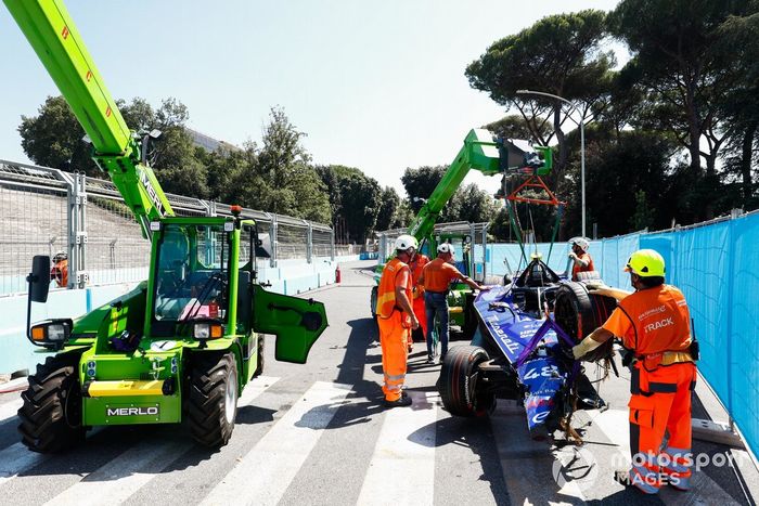 Los comisarios retiran el coche de Edoardo Mortara, Maserati Racing, Maserati Tipo Folgore, con una grúa tras un fuerte accidente en la 9ª vuelta.