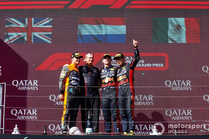Lando Norris, McLaren, 2ª posición, Paul Monaghan, Ingeniero Jefe, Red Bull Racing, Max Verstappen, Red Bull Racing, 1ª posición, y Sergio Pérez, Red Bull Racing, 3ª posición, en el podio.