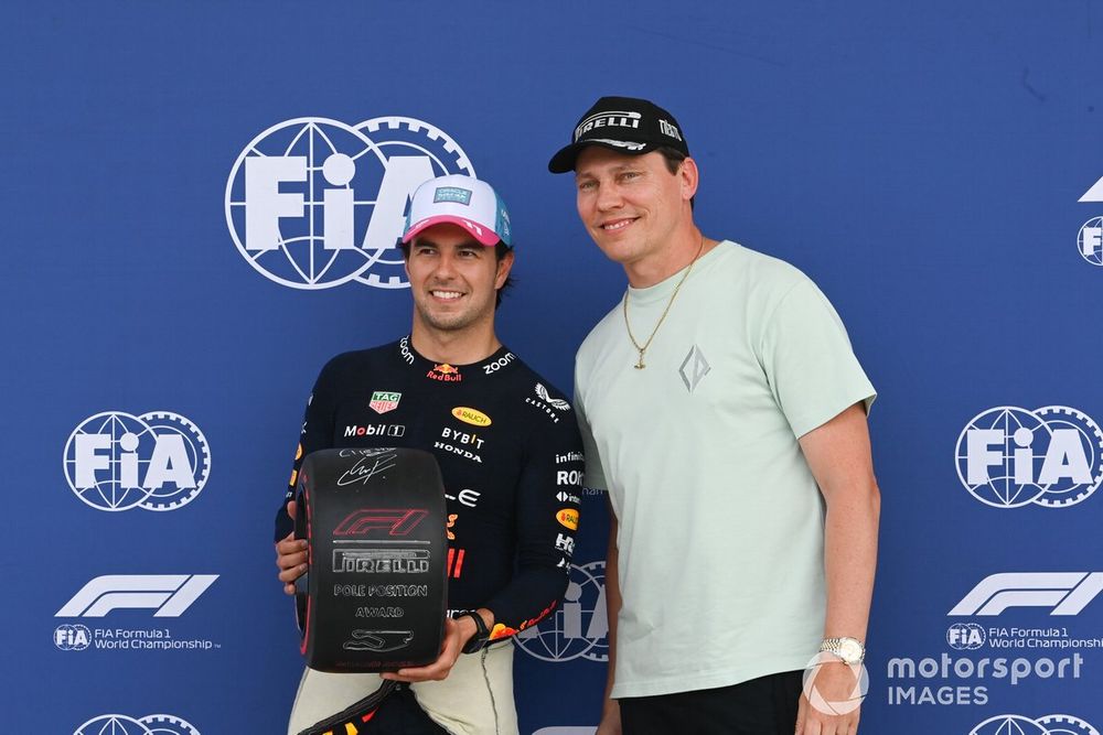 DJ Tiesto entrega a Sergio Pérez, Red Bull Racing, el Premio Pirelli a la Pole Position en Miami. 