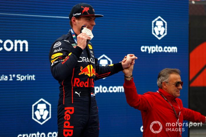 Max Verstappen, Red Bull Racing, 1ª posición, en el podio de la carrera Sprint con Jean Alesi