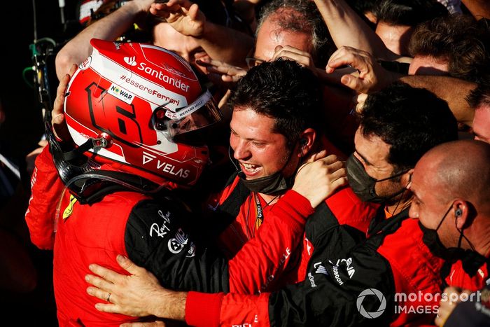 Charles Leclerc, Ferrari, 1ª posición, celebra con su equipo en el Parc Ferme