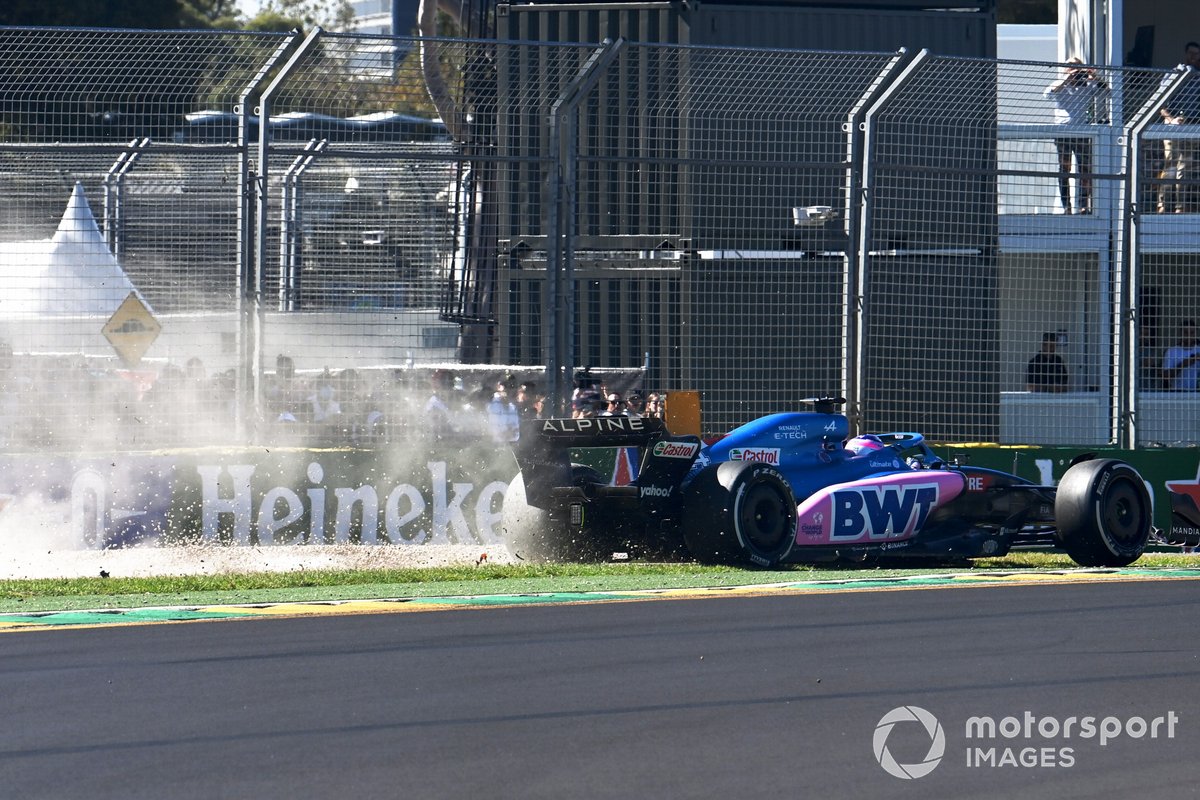 Fernando Alonso, Alpine A522, se sale de pista