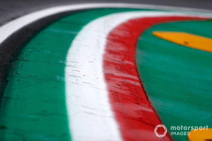 Pianos con los colores de la bandera de Italia en Imola
