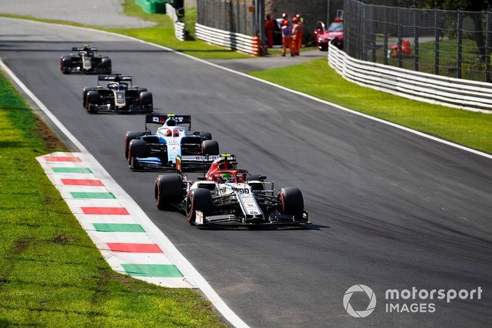 Antonio Giovinazzi, Alfa Romeo Racing C38, Robert Kubica, Williams FW42, Romain Grosjean, Haas F1 Team VF-19, y Kevin Magnussen, Haas F1 Team VF-19