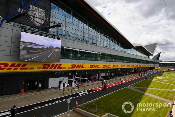 Nueva superficie de pista en el pit lane