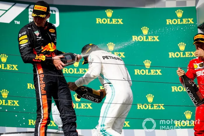 Il secondo classificato Max Verstappen, Red Bull Racing, il primo classificato, Lewis Hamilton, Mercedes AMG F1, e il terzo classificato Sebastian Vettel, Ferrari, festeggia con lo Champagne sul podio