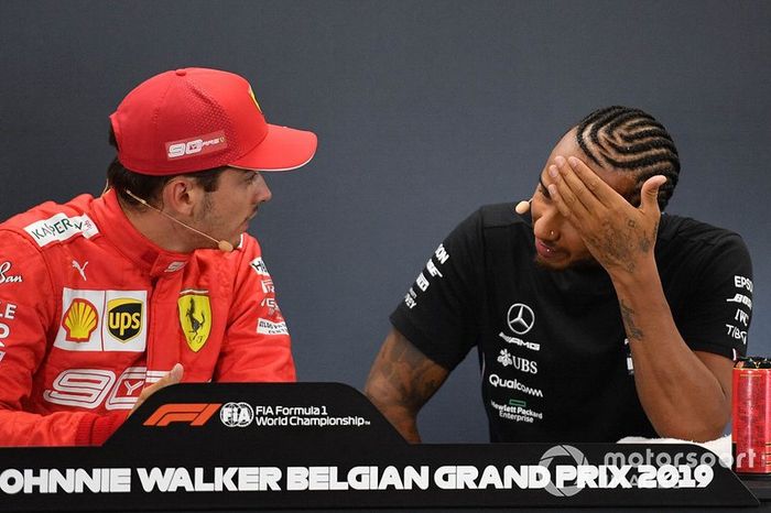 Ganador de la pole Charles Leclerc, Ferrari,  Lewis Hamilton, Mercedes AMG F1, en la conferencia