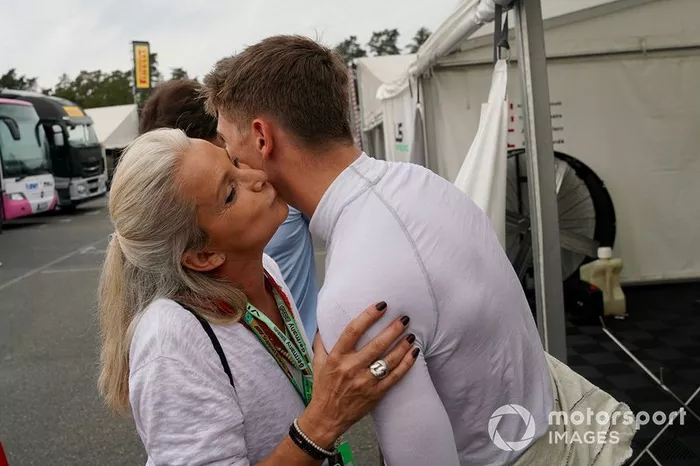 Pascale Leclerc con el piloto de F4 Sauber Junior Team Arthur Leclerc