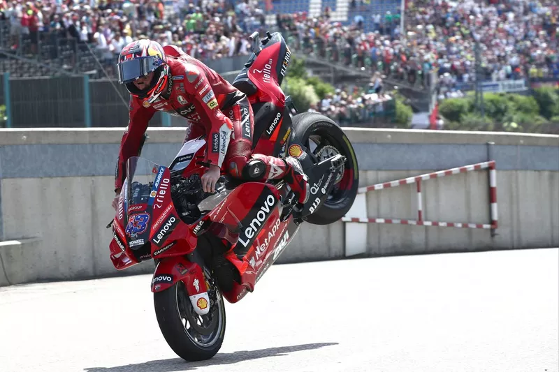 Jack Miller fait un stoppie 