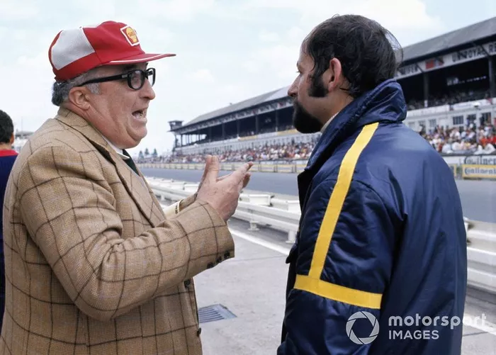 L'ingénieur Carlo Chiti d'Alfa Romeo discute avec Henri Pescarolo.