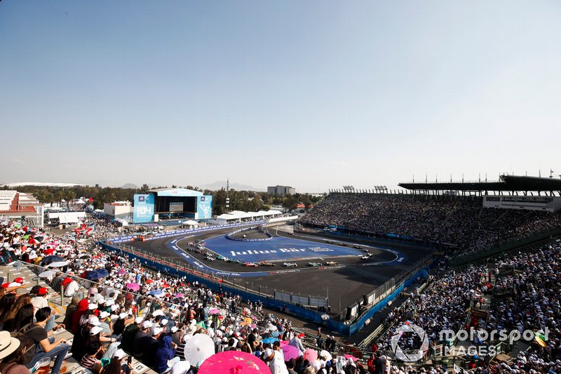 Vista del gruppo che transita nel settore dello stadio
