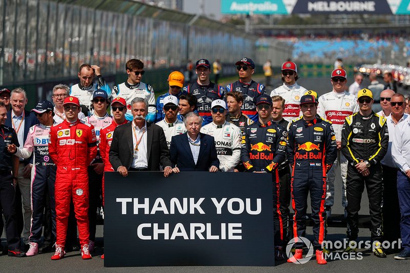 Pilotlar, Takım Elemanları ve FIA görevlileri, Charlie Whiting, FIA Yarış Direktörü anısına saygı duruşunda