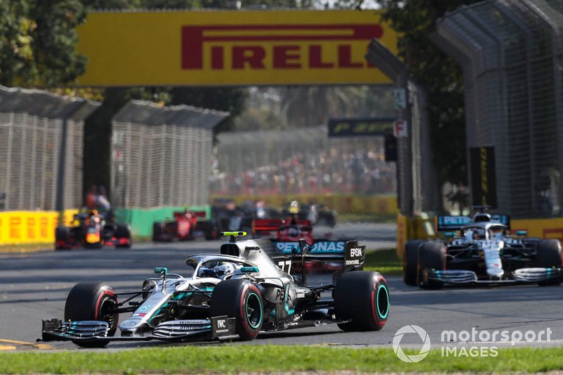 Валттері Боттас, Mercedes AMG W10, Льюіс Хемілтон, Mercedes AMG F1 W10, на старті гонці