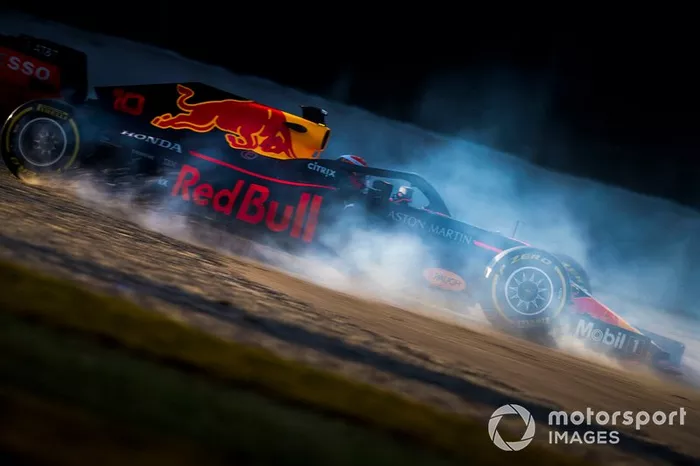 Pierre Gasly, Red Bull Racing RB15, se va a la grava