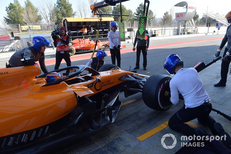 Carlos Sainz Jr., McLaren MCL34 pit stop