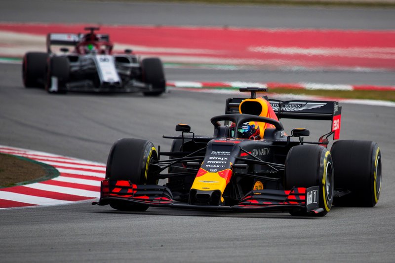 Pierre Gasly, Red Bull Racing RB15, leads Antonio Giovinazzi, Alfa Romeo Racing C38