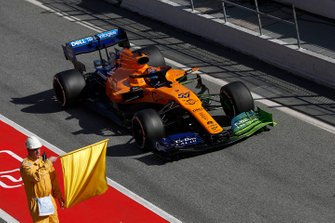 Carlos Sainz Jr., McLaren MCL34 et un commissaire avec un drapeau jaune