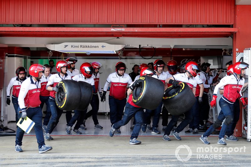 I meccanici Alfa Romeo Racing si preparano per un pit stop