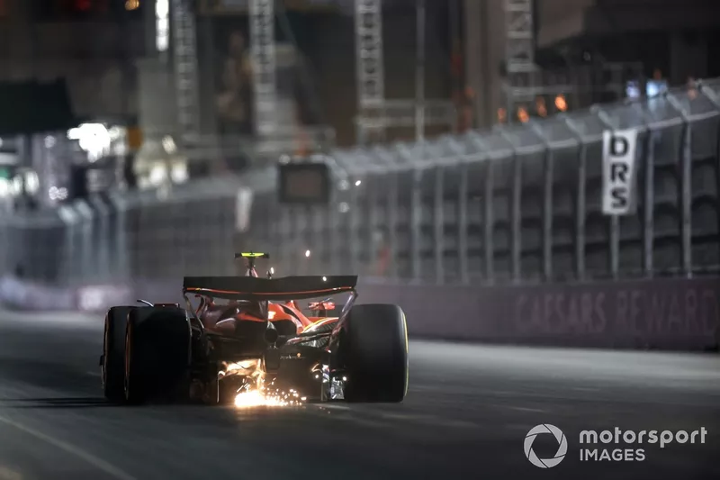 Carlos Sainz, Ferrari SF-24, fait des étincelles