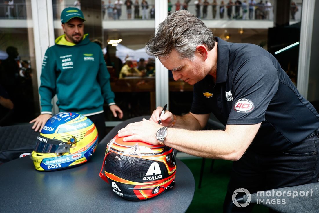 Fernando Alonso, el equipo Aston Martin de F1 y la estrella de la NASCAR Jeff Gordon intercambian cascos