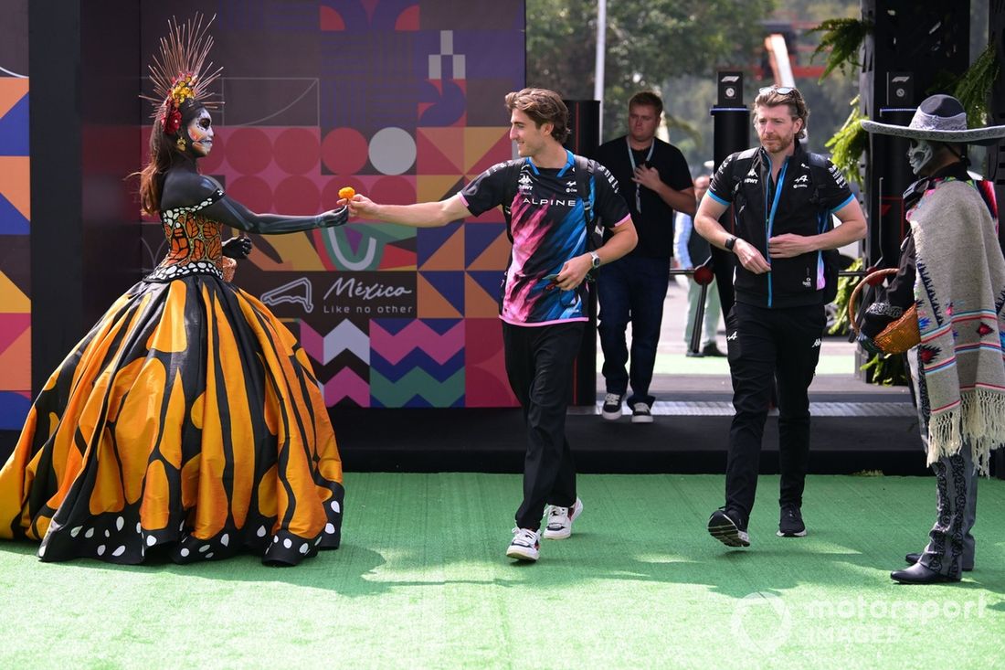 Jack Doohan, piloto reserva del equipo Alpine F1, recibe una caléndula mexicana a su llegada a la pista. 