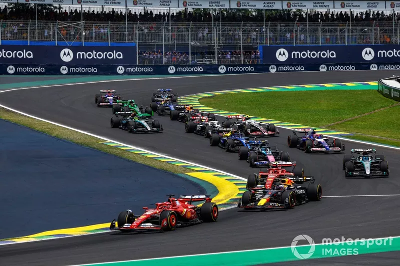 Charles Leclerc, Ferrari SF-24, Max Verstappen, Red Bull Racing RB20, Carlos Sainz, Ferrari SF-24, George Russell, Mercedes F1 W15, Pierre Gasly, Alpine A524, el resto del pelotón en la salida.