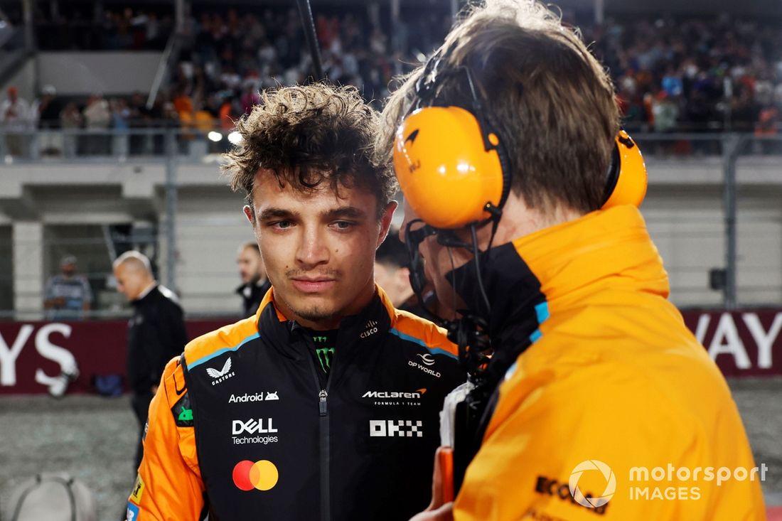 Lando Norris, da McLaren F1 Team, na grelha de partida com o seu engenheiro