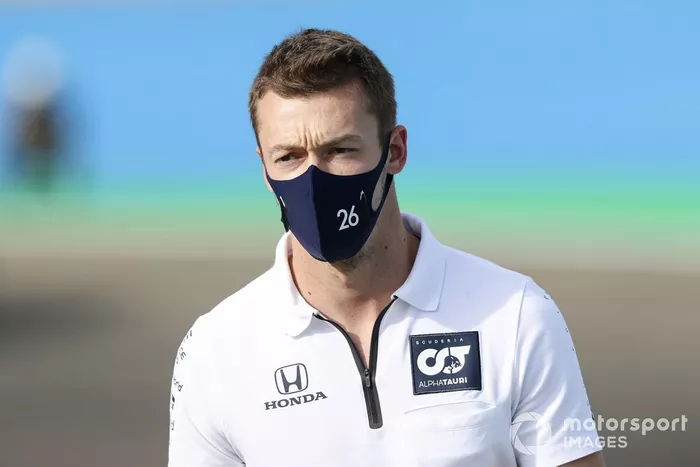 Daniil Kvyat, AlphaTauri, recorre el circuito de Imola