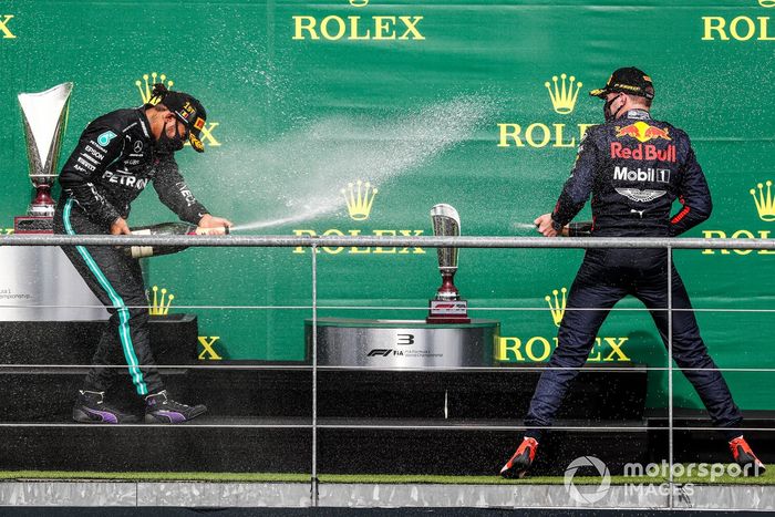 Podio: ganador Lewis Hamilton, Mercedes-AMG F1, tercer lugar Max Verstappen, Red Bull Racing