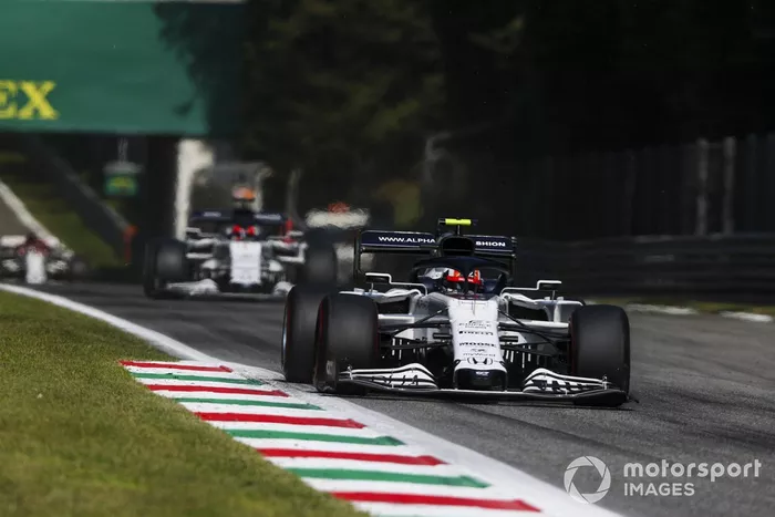 Pierre Gasly, AlphaTauri AT01, Daniil Kvyat, AlphaTauri AT01