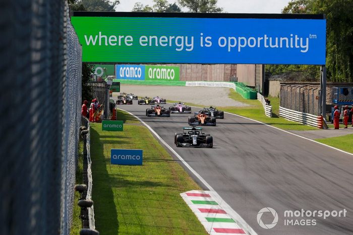 Lewis Hamilton, Mercedes F1 W11 Carlos Sainz Jr., McLaren MCL35, Valtteri Bottas, Mercedes F1 W11, Lando Norris, McLaren MCL35 al inicio