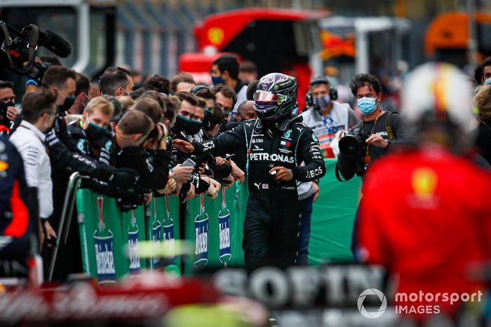 Lewis Hamilton, Mercedes-AMG F1, 1er puesto, llega a Parc Ferme después de asegurar su victoria 92 en F1
