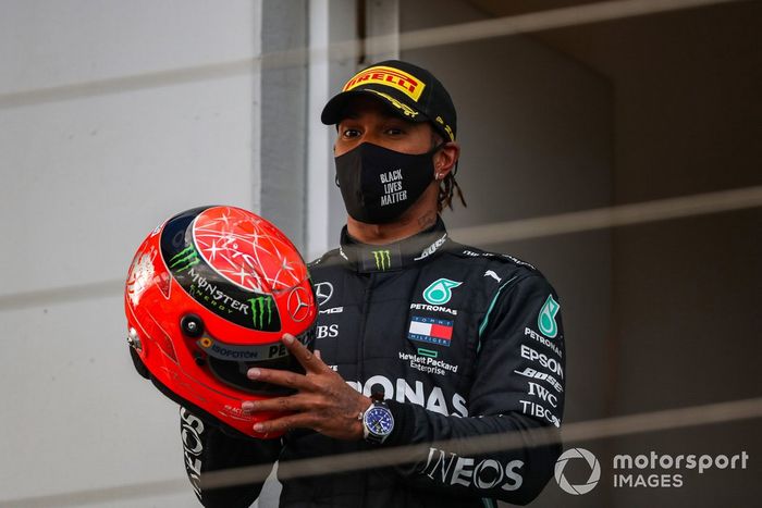Podio: ganador de la carrera Lewis Hamilton, Mercedes-AMG F1 con el casco de Michael Schumacher de 2012