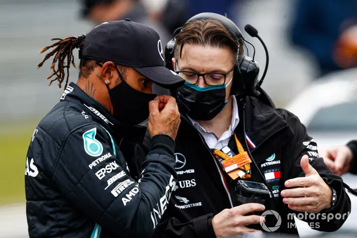 Lewis Hamilton, Mercedes-AMG F1, con Andrew Shovlin, Ingeniero Jefe de Carreras, Mercedes AMG, en la parrilla