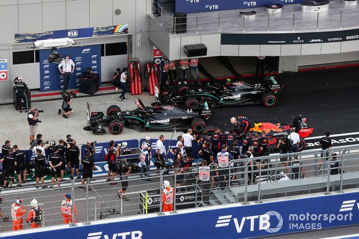 Ganador de la pole position Lewis Hamilton, Mercedes-AMG F1, segundo Max Verstappen, Red Bull Racing RB16, y tercero Valtteri Bottas, Mercedes F1 W11, en Parc Ferme